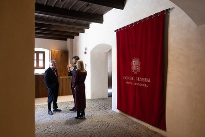 L'ambaixador dels EUA, Benjamin Leon Jr., amb els síndics generals al vestíbul de Casa de la Vall.