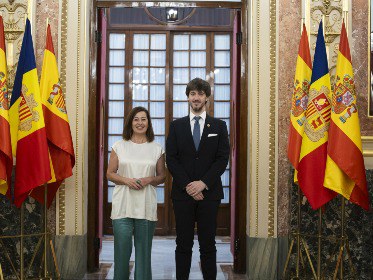 Francina Armengol, presidenta del Congreso, i Carles Ensenyat, síndic general.