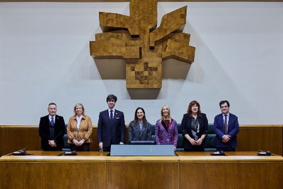 Foto de família dels síndics generals amb la presidenta i la mesa del Parlament Basc.